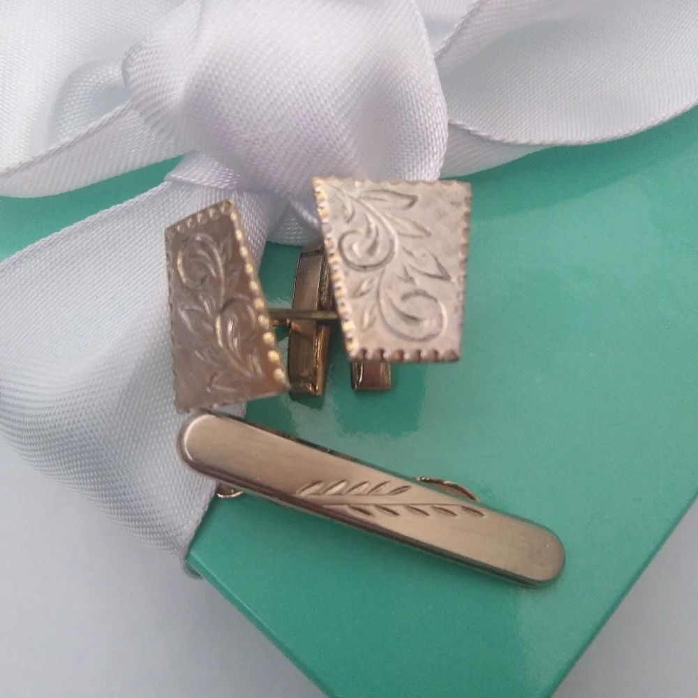 Vintage Goldtone Etched Hickok USA Tie Bar and Trapezoid Shaped Cufflink…